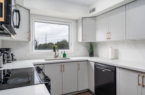 East Credit Condo | Elegant 2 Bedroom Townhome