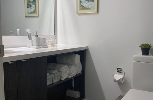Midtown Toronto Apartment | Elegant 2BR & 2BA Retreat in Prime Yorkville, Downtown