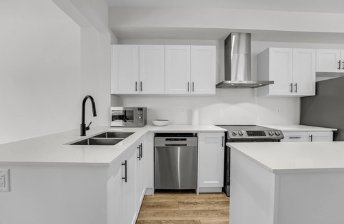 Cambridge House | Elegant 3-Story Townhouse | Ensuite Bath, Office & Free Parking