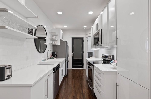Union Park Apartment | Elegant Flat nestled right off-campus & free parking!
