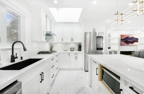 Henry Farm House | Elegant Home – Spacious and Bright for a Relaxing Stay