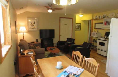 Youngs Point Apartment | Elegant Kawartha Suite Retreat at the Lake Edge Cottages!