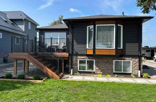 Hamilton House | Elite Upper Deck Suites l Lake front with hot tub