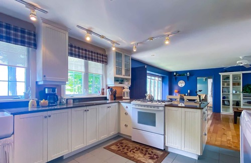 Bluewater Cottage | Elmslie Oasis - Stunning lake views - Private Lake Access
