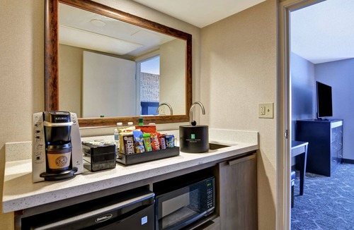 South Loop Hotel | Embassy Suites by Hilton Minneapolis Airport