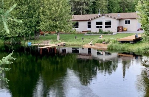 Bobcaygeon Cottage | Enchanting three bedroom river front cottage