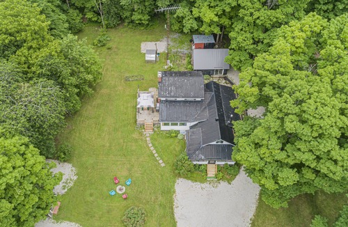 Carden Cottage | Enchanting Waterfront Escape, 3+1 bedrooms,3 Baths