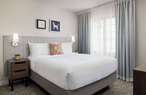 Thornhill Hotel | Enjoy Comfort & Convenience at This Modern Thornhill Suite with Swimming Pool