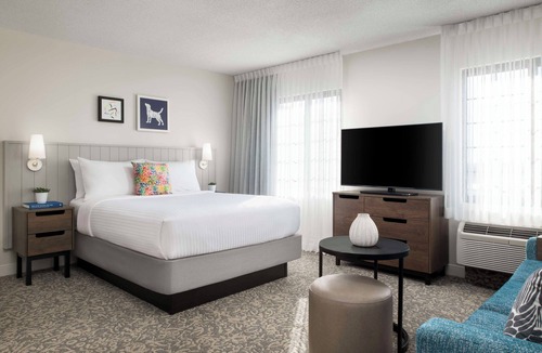 Thornhill Hotel | Enjoy Spacious Living at This Thornhill Suite w/Breakfast and Swimming Pool