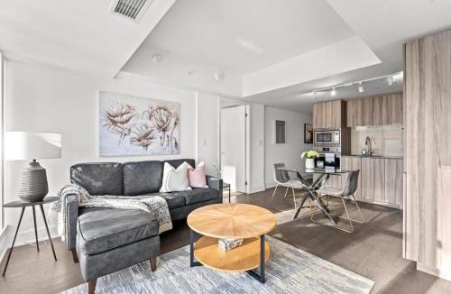 Bay Cloverhill House | Enjoy the City Skyline View with Pool & Gym