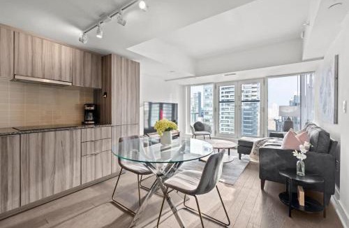 Bay Cloverhill House | Enjoy the City Skyline View with Pool & Gym