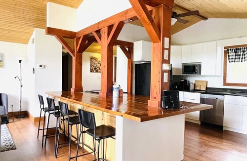 Victoria Road Cottage | Enjoy time at this waterfront four season cottage