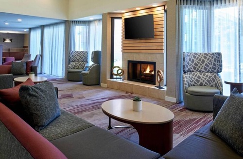 Eden Prairie Hotel | Enjoyable Stay! Pool, Pets Allowed with Fee, Close to Purgatory Creek Park!