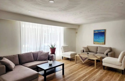Thornhill House | Enter luxurious house.