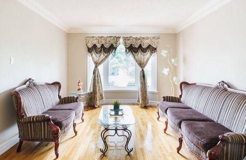 East Credit House | Entertain & Make Memories 4 Bed, 3 bath, backyard!