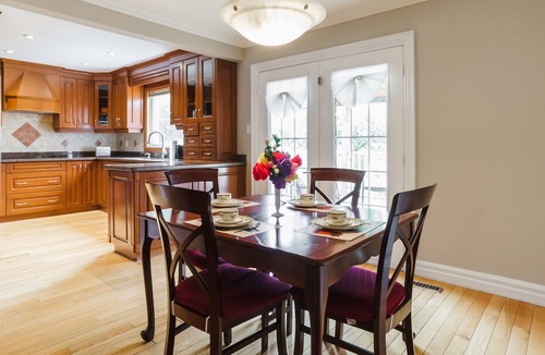 East Credit House | Entertain & Make Memories 4 Bed, 3 bath, backyard!