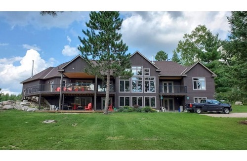 South Algonquin Cottage | Entire 5 bed 5500 Sq ft Waterfront Home