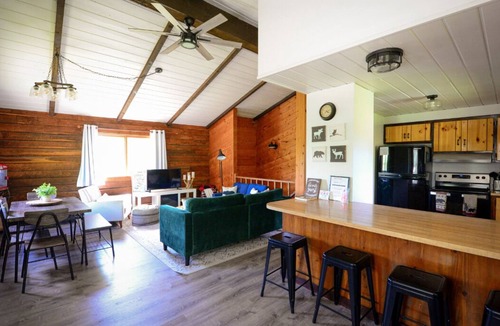 Hinckley Cabin | Entire Cloverdale Cabins.Hottub.Sleeps 13-16