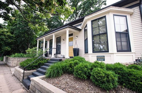 West Seventh House | Entire Duplex West 7th, Xcel, and DT St. Paul Sleeps 8 Off street Parking!