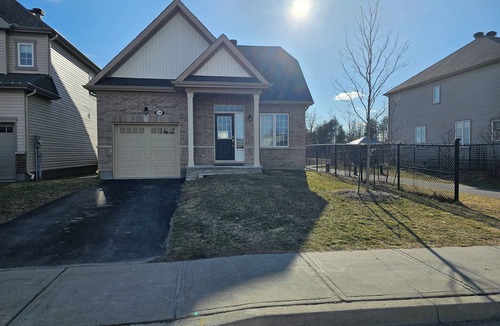 Kemptville House | Entire Home in Kemptville ! Modern Home and Great Location; 3 bedrooms