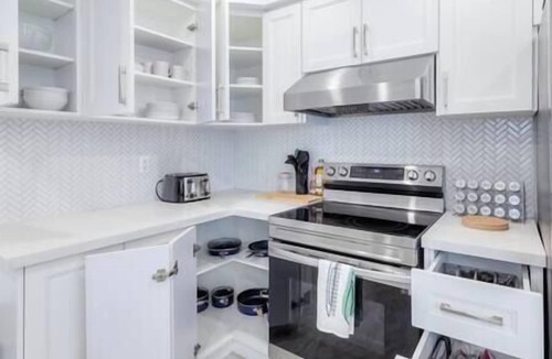 Whitby House | Entire Home | Toronto Hub | Therma SPA | 12 Guests
