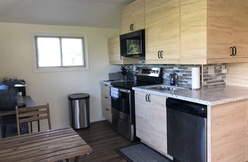 Fort Erie Cottage | Entire house cottage with view of the Niagara River.