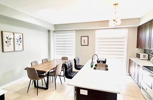 Brampton House | Entire house sleeps upto 12guest+ with parking clean,stylish pet/family friendly