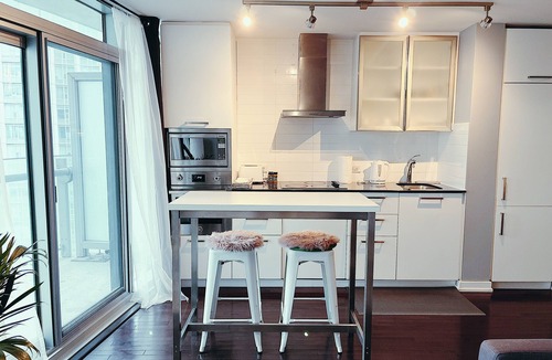 Toronto Entertainment District Apartment | Entire Place 1BR Condo in the heart of Toronto! Short Term Also Available