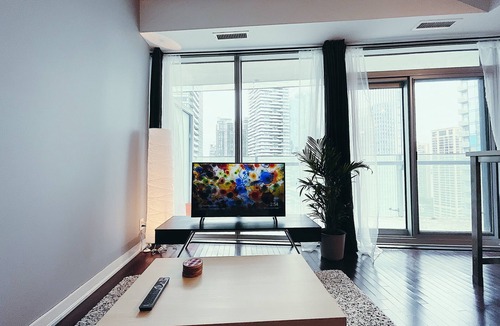 Toronto Entertainment District Apartment | Entire Place 1BR Condo in the heart of Toronto! Short Term Also Available