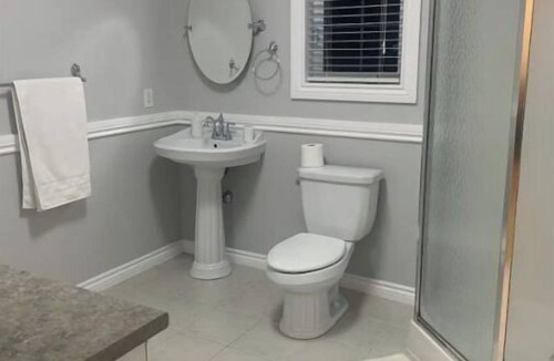 Orangeville House | Entire top floor huge 1 bedroom apt private entry!