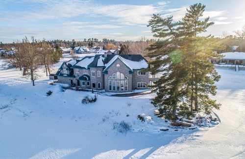 Petawawa House | Estate house on the Ottawa river with 47 KM's of boating