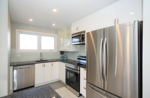 Ottawa Division Apartment | Executive | 3 Beds, 1 Bath | Modern | Sleeps 6
