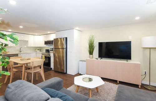 Ottawa Division Apartment | Executive Bsmt | 3 beds, 1 bath | Bsmt Apt | Sleeps 6