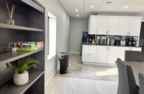 East Windsor Condo | Executive Condo. 3BR, King Bed w/Ensuite