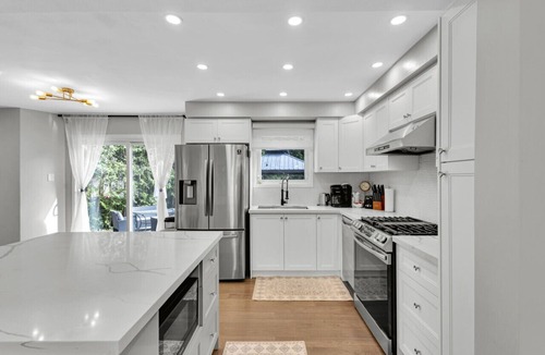 Lisgar House | Executive Family Home Near, Go, Shops, Hwy, Transit