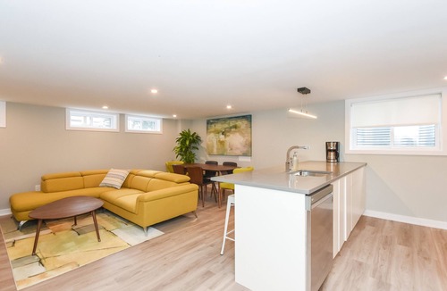 Ottawa Division Apartment | Executive high end 3 bdrm, 3 baths lower apt
