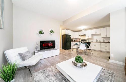 Jasper Place House | Executive Home - Long Stays Welcome - Garage Parking - Free WiFi & Netflix