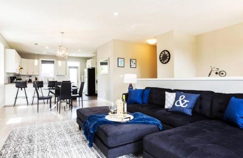 Jasper Place House | Executive Home - Long Stays Welcome - Garage Parking - Free WiFi & Netflix