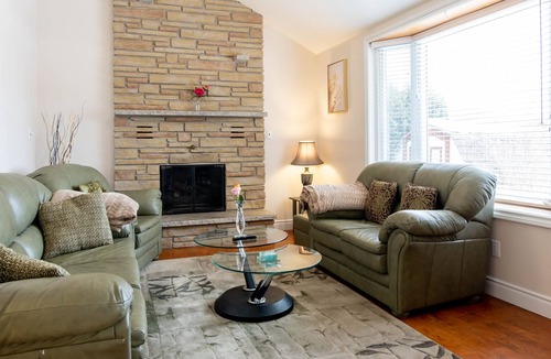 Waterloo House | EXECUTIVE HOME WITH POOL IN WATERLOO