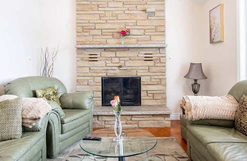 Waterloo House | EXECUTIVE HOME WITH POOL IN WATERLOO