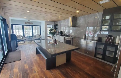 Baysville Cottage | Executive Lake Front Cottage with Hot tub