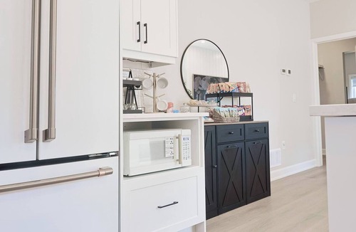 Mount Forest House | Executive Luxury Condo Corporate Stay Sleeps 4
