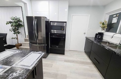 Brampton House | Executive Modern Home with Backyard Oasis close to the Airport