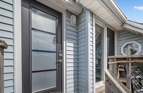 Tecumseh House | Executive One-Bedroom Upper Unit