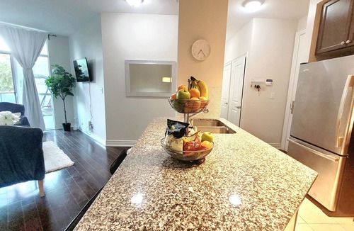 The Peanut Condo | Executive Spacious Ravine Living with Pool Gym & Free Parking