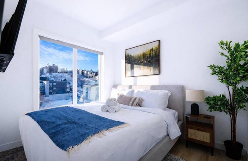 Crescent Heights Apartment | Executive Suite Downtown Skyline View UG Parking