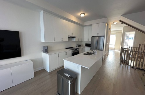 Oakville House | Executive Townhouse Oakville, this stylish new home is perfect for group trips.