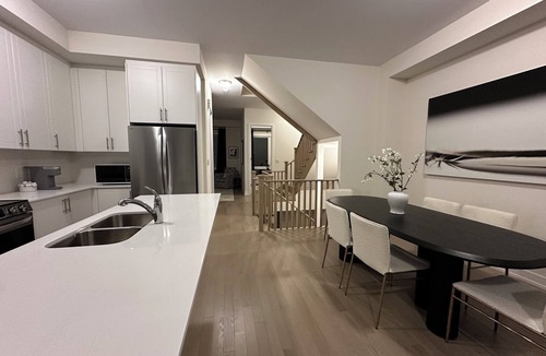 Oakville House | Executive Townhouse Oakville, this stylish new home is perfect for group trips.