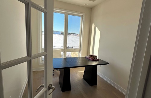Oakville House | Executive Townhouse Oakville, this stylish new home is perfect for group trips.