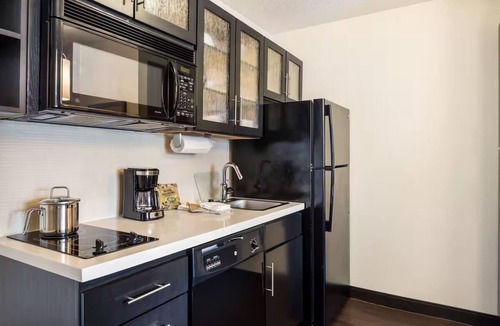 Nanuet Hotel | Experience Comfort and Convenience - Inviting Suite w/Kitchen + Free Parking
